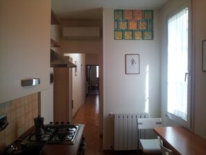 Appartement, 2 chambres | Cuisine privée | Réfrigérateur, micro-ondes, four, plaque de cuisson