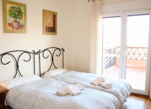 Een kluis op de kamer, een strijkplank/strijkijzer, babybedden (toeslag)