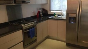 Condo familiar, 2 habitaciones | Cocina privada | Refrigerador y microondas