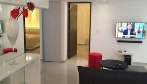 Condo familiar, 2 habitaciones | Sala de estar | Televisión de pantalla plana