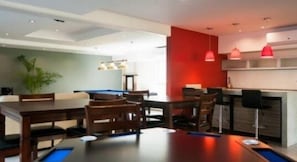 Condo familiar, 2 habitaciones | Área de sala de estar | Televisión de pantalla plana