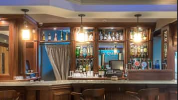 2 bars/lounges