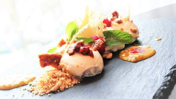 Ein Dessert auf einer Schieferplatte mit brüheler Kruste und Minzblättern.