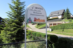 A sign for Hotel Løwen Restaurant Panoramaterasse Rothaus, featuring a view of the hotel and surrounding greenery. - Hotel Löwen  by Mastiff (Sankt Maergen)