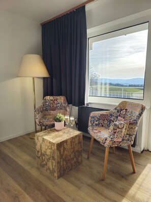 Kahden hengen classic-huone, parveke, vuoristonäköala | Työpöytä, ilmainen kiinteä internetyhteys, vuodevaatteet