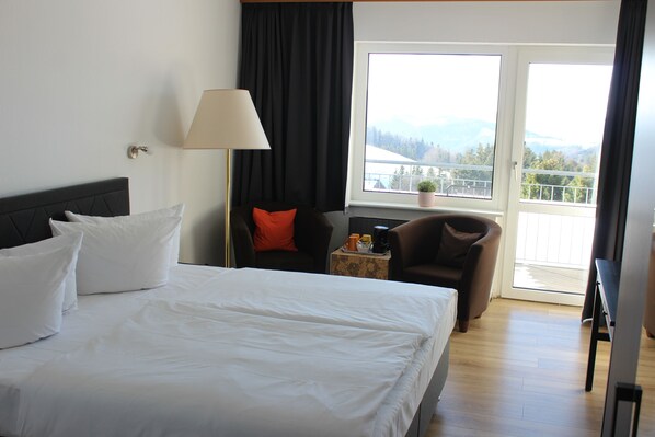 Kahden hengen classic-huone, parveke, vuoristonäköala | Työpöytä, ilmainen kiinteä internetyhteys, vuodevaatteet