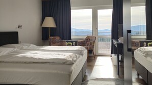 Dobbeltrom – classic, balkong, fjellutsikt | Skrivebord og sengetøy