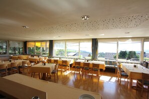 Petit déjeuner buffet (20 EUR par personne)