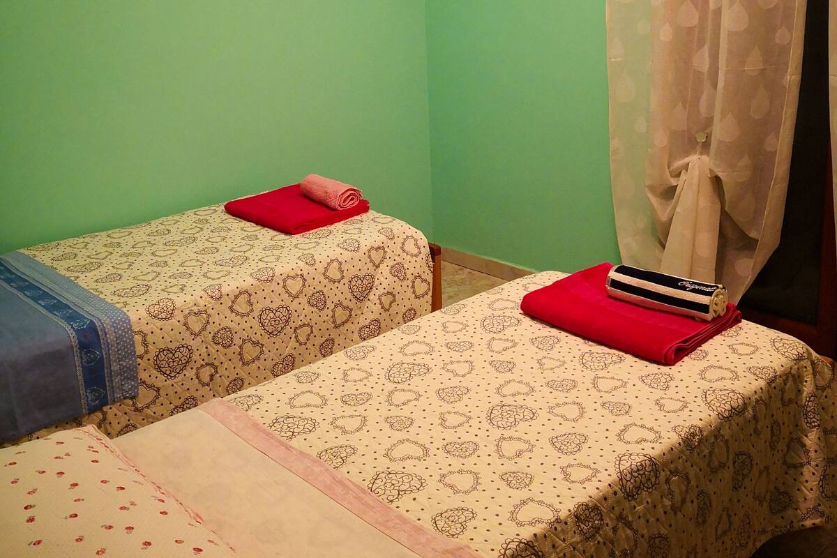 Habitación económica doble de uso individual, baño compartido | Escritorio y espacio para trabajar con un portátil