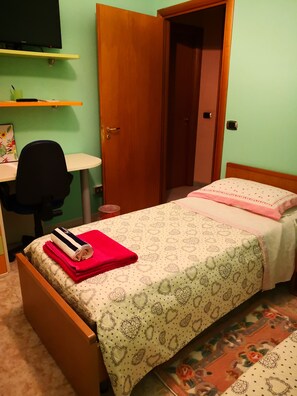 Habitación económica doble de uso individual, baño compartido | Escritorio y espacio para trabajar con un portátil