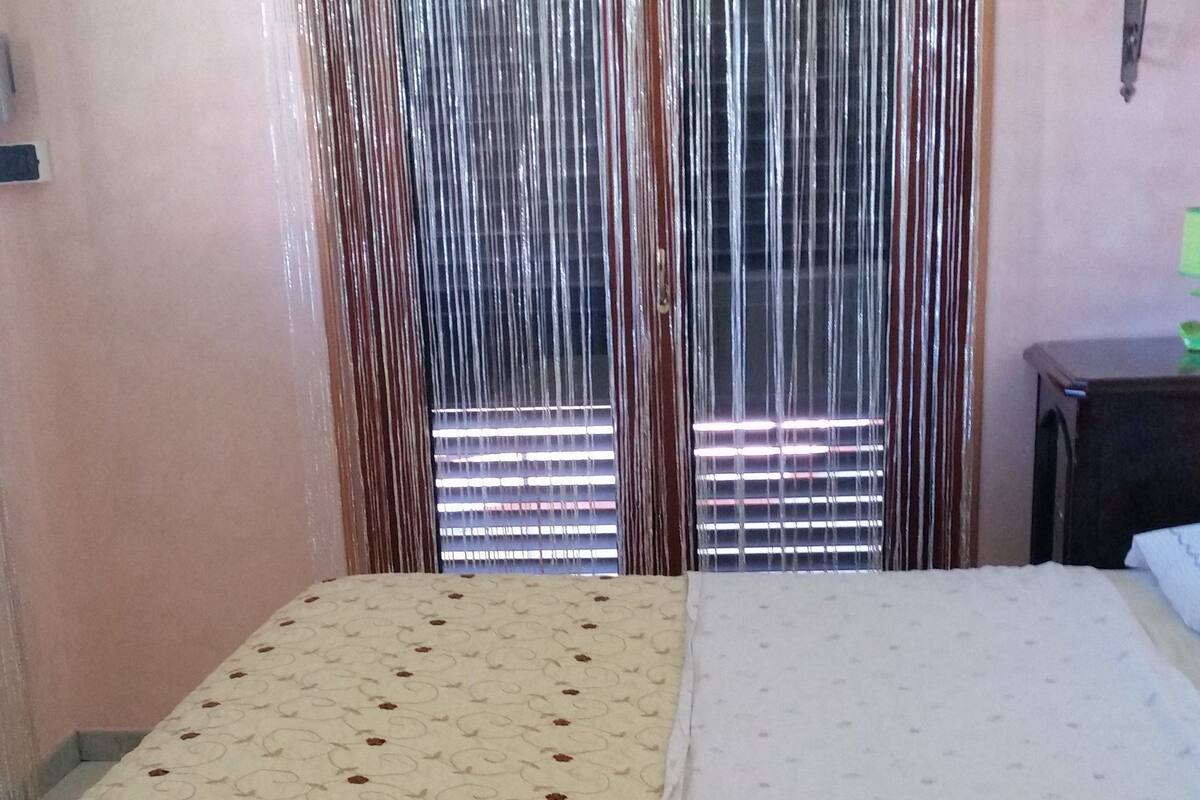 Escritorio y espacio para trabajar con un portátil