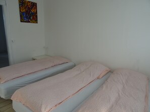 Kamar Quadruple Basic | Seprai premium, selimut bulu angsa, dan bantalan ekstra lembut