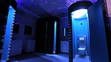 One Front Capsule in Shared Area | 浴室 | 淋浴設備、提供毛巾