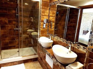 Habitación cuádruple Deluxe | Baño | Bañera y ducha independientes y artículos de higiene personal gratuitos