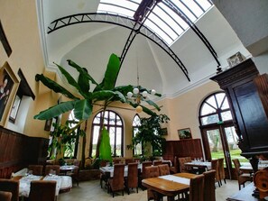 Breakfast, lunch, dinner served; French cuisine  - Domaine de Vareilles (Vareilles)