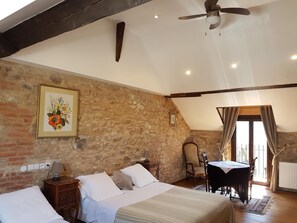 Desk, soundproofing, iron/ironing board, cots/infant beds - Domaine de Vareilles (Vareilles)