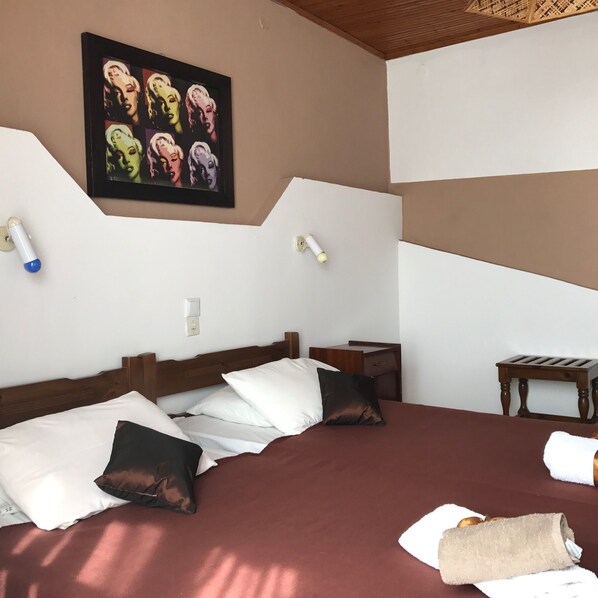 스탠다드 더블룸 또는 트윈룸 | 저자극성 침구, 객실 내 금고, 다리미/다리미판, 무료 유아용 침대