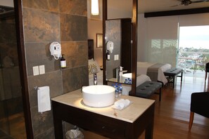 Chambre panoramique double, balcon, vue sur le lac | Salle de bain | Douche, articles de toilette (gratuits), serviettes fournies