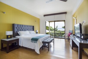 Panoramic Room, 1 King Bed, Balcony, Lake View | In-room safe, soundproofing, iron/ironing board, free WiFi