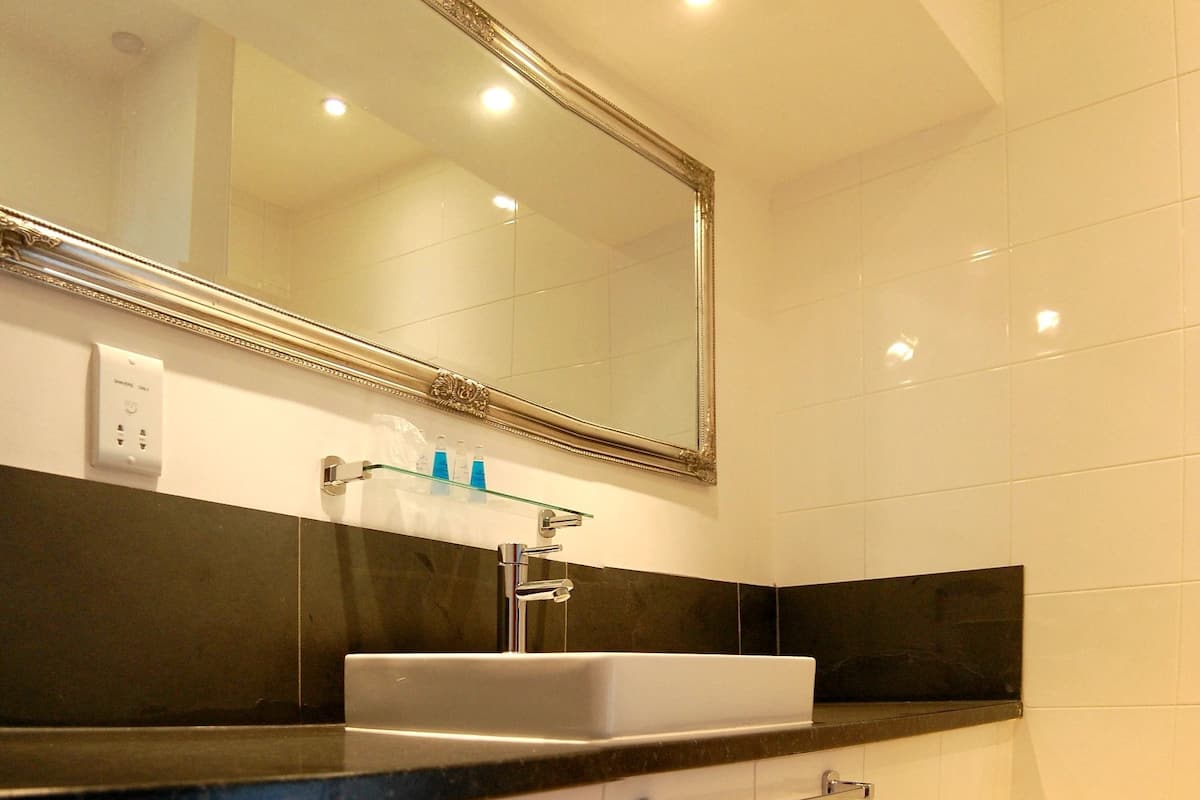 Shower, free toiletries, hair dryer, towels