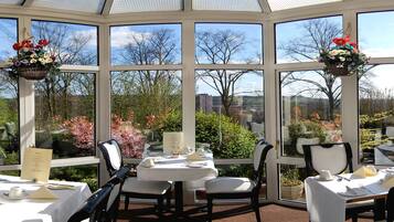 Daily full breakfast (GBP 12.50 per person)