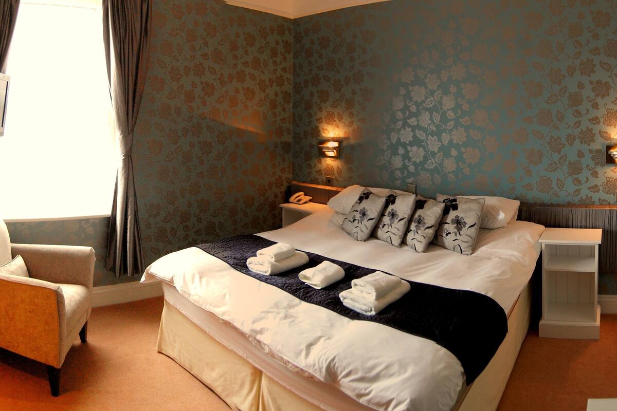 Desk, iron/ironing board, free WiFi, bed sheets