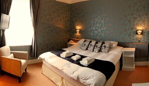 Een bureau, een strijkplank/strijkijzer, gratis wifi, beddengoed