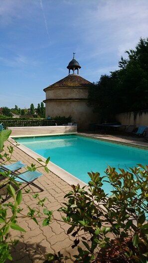 Piscine extérieure (ouverte en saison), chaises longues