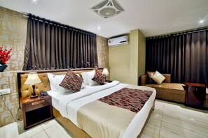 Executive Room | Premium bedding, minibar, in-room safe, desk - Hotel Kings Heritage (Surat)