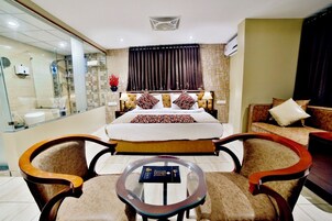 Executive Room | Premium bedding, minibar, in-room safe, desk