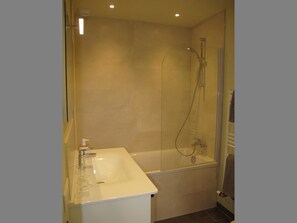 高级双人房或双床房, 私人浴室 (Chambre au Bois Dormant) | 浴室 | 免费洗浴用品、吹风机、毛巾、肥皂