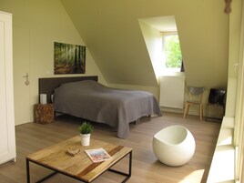 Ropa de cama de alta calidad, colchones con efecto memoria y minibar 