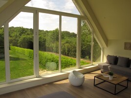 Ropa de cama de alta calidad, colchones con efecto memoria y minibar 