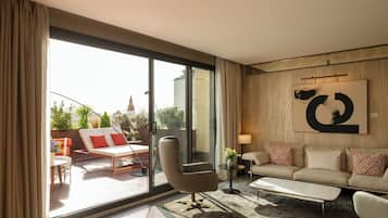 Een 55-inch flatscreentelevisie met satellietzenders en televisie