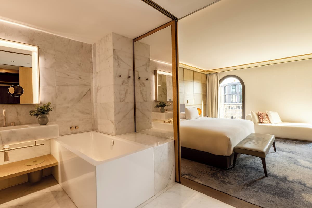 junior suite | 1 bedroom, premium bedding, memory-foam beds, minibar