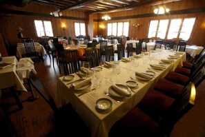 Breakfast, lunch and dinner served  - Hotel Molina Real (Molinaseca)