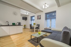 Luxury-Apartment | Wohnbereich | Flachbildfernseher