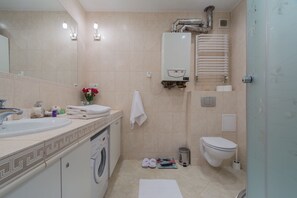 Apartamento superluxo | Banheiro | Chuveiro, produtos de toalete grátis, secador de cabelo 