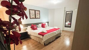Een hotelkamer met een bed, nachtkastje, stoel en een potplant.