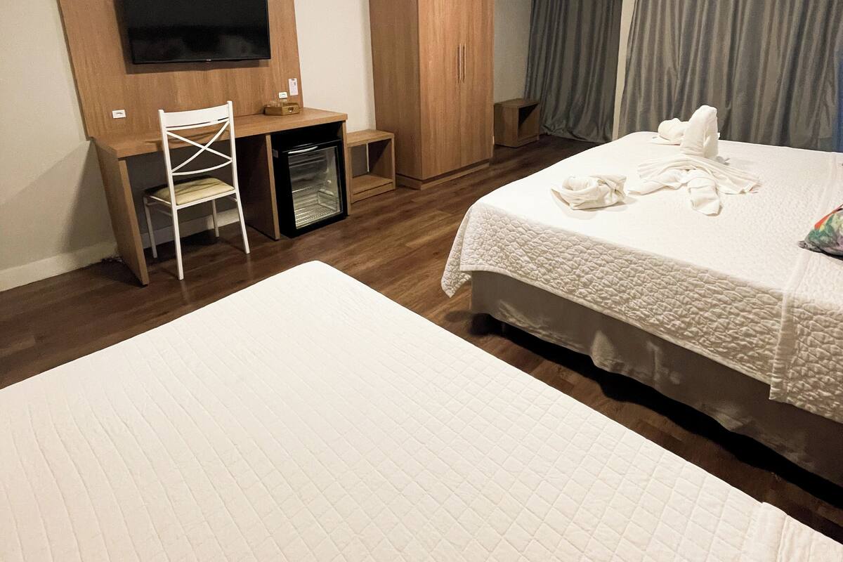 Quarto Standard Triplo Varanda | Minibar, blackout curtains, free cots/infant beds, free WiFi
