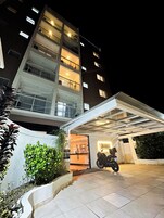 Fachada de la propiedad por la tarde o noche