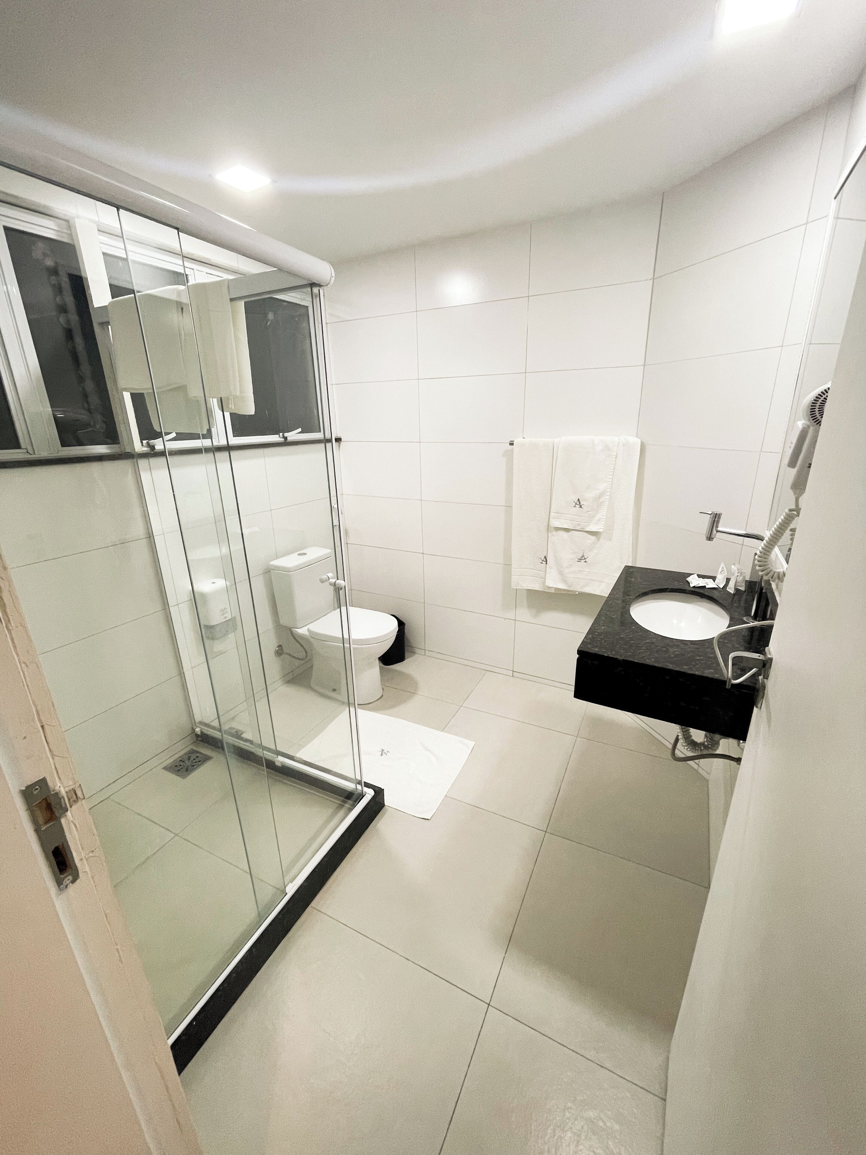 quarto standard triplo varanda | bathroom | shower, free toiletries, hair dryer, towels