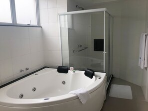 Suite Master | Minibar, blendingsgardiner, barnesenger (inkludert) og wi-fi (inkludert)