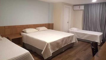 Quarto Standard Quadruplo Varanda | Minibar, Verdunkelungsvorhänge, kostenlose Babybetten, kostenloses WLAN