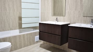 Superior Suite, Private Bathroom | Bathroom | Free toiletries, hair dryer, towels