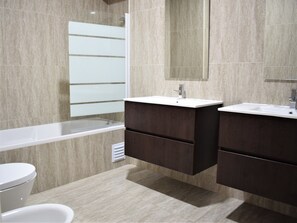 Suite supérieure, salle de bain privée | Salle de bain | Articles de toilette (gratuits), séchoir à cheveux, serviettes fournies