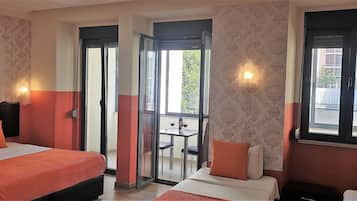 Suite Familiale, salle de bains privée | Bureau, rideaux occultants, chambres insonorisées