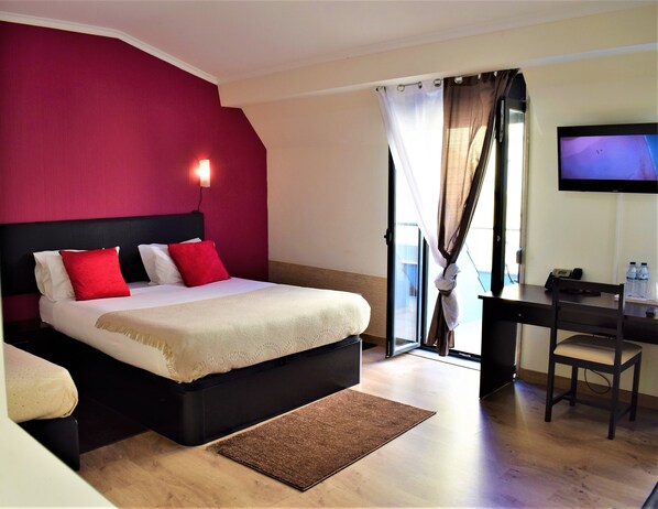 Suite Supérieure, salle de bains privée | Bureau, rideaux occultants, chambres insonorisées