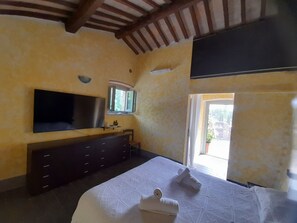 Basic Double Room | 1 bedroom, desk, blackout drapes, soundproofing - Agriturismo Il Sentiero (Acquapendente)