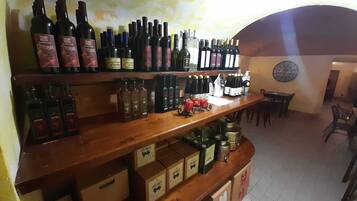 Una cava llena de estantes con diversas botellas y cajas de vino.